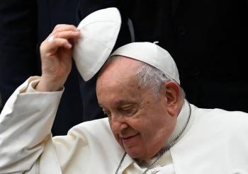El Papa se encuentra estable, radiograf&iacute;a confirma mejor&iacute;a: Vaticano