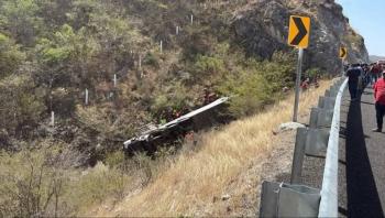 Suman 19 muertos por accidente de autob&uacute;s en Oaxaca