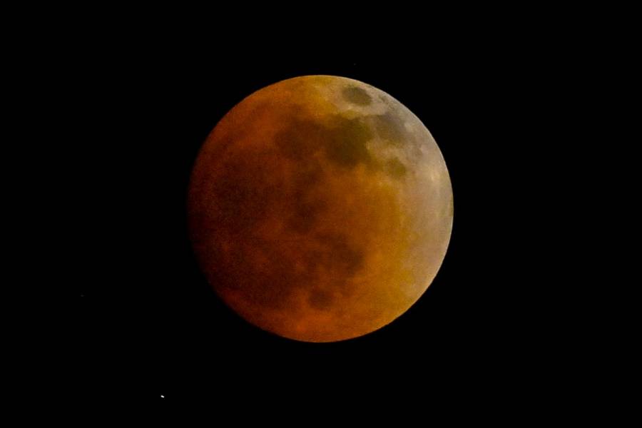 FOTOS: Eclipse total de luna tiñe el cielo de rojo y deslumbra a México