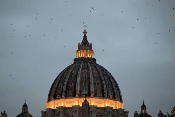 El Papa conmemora su mes en el hospital mientras futbolistas env&iacute;an mensajes