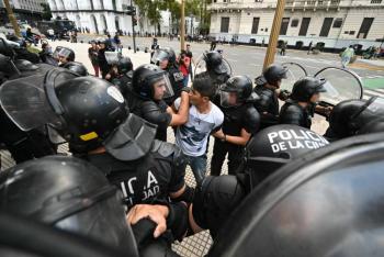Ministra Bullrich justifica represión y acusa intento de golpe de Estado en Argentina