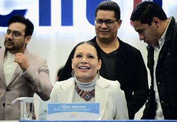 Multa para electores que usaron su celular durante el sufragio en Ecuador