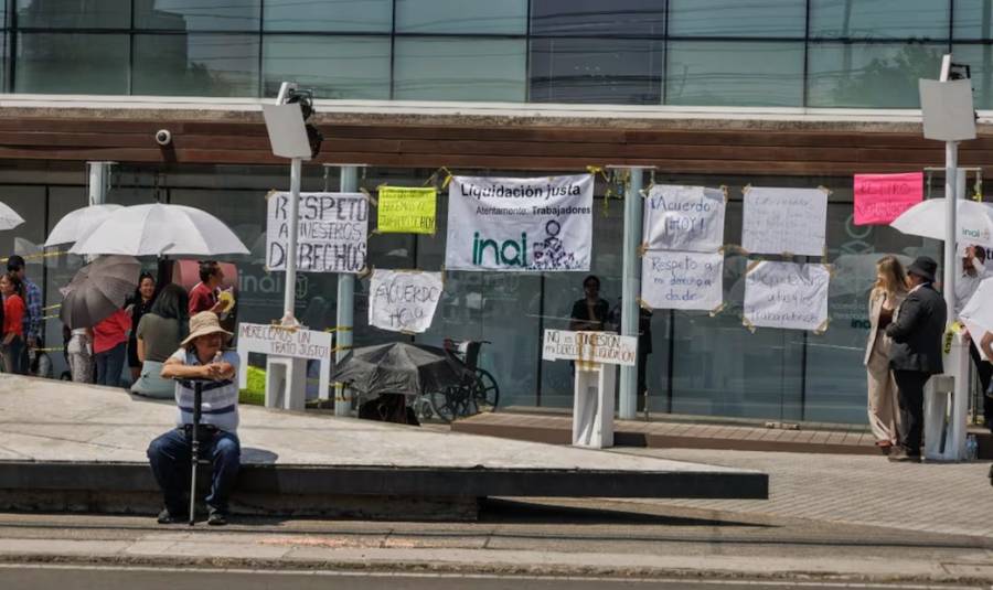 Trabajadores del INAI realizan clausura simbólica y bloquean Insurgentes en demanda de liquidaciones justas