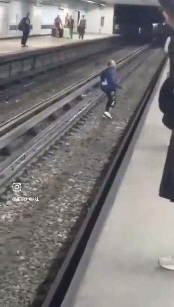 Reportan retraso en la L&iacute;nea B del Metro CDMX por persona en v&iacute;as de la estaci&oacute;n Tepito