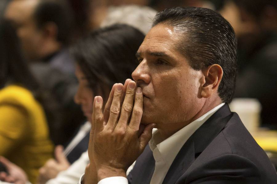 Interpol emite ficha roja contra exgobernador de Michoacán por desvío millonario