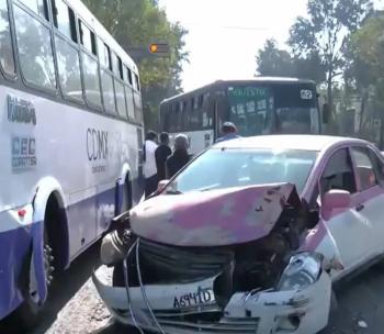 Cami&oacute;n de pasajeros colisiona con taxi de placas alteradas en Eje 1 Norte
