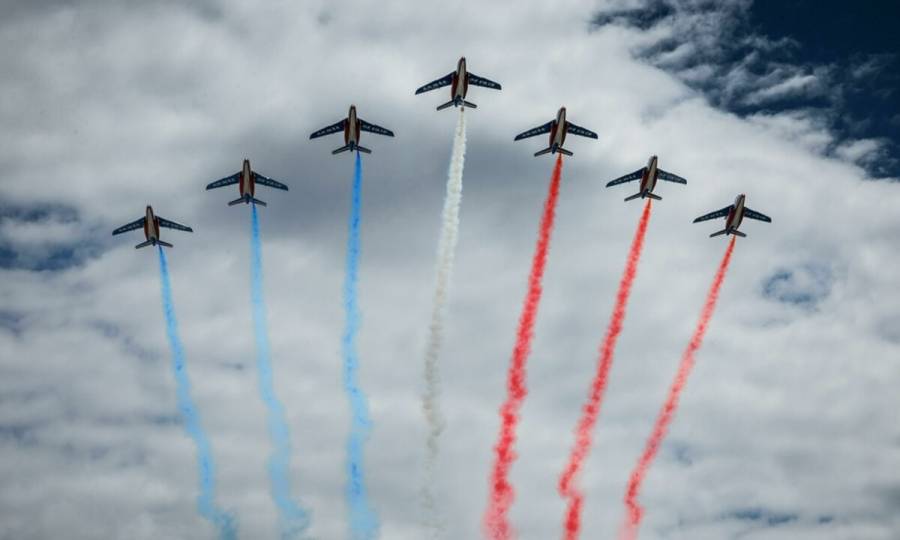 Choque de aviones de la Patrulla de Francia deja tres heridos leves en pleno ensayo