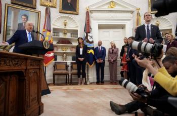 Trump pide a la Corte Suprema luz verde para reanudar las deportaciones de inmigrantes bajo la ley de emergencia