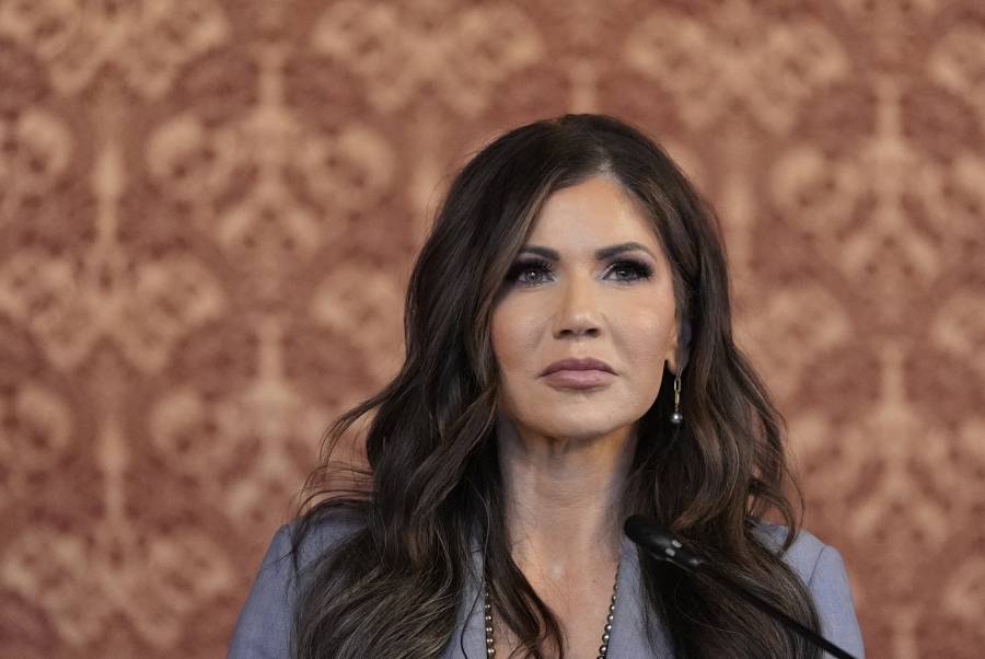 Kristi Noem utilizó fondos estatales para viajes personales y políticos