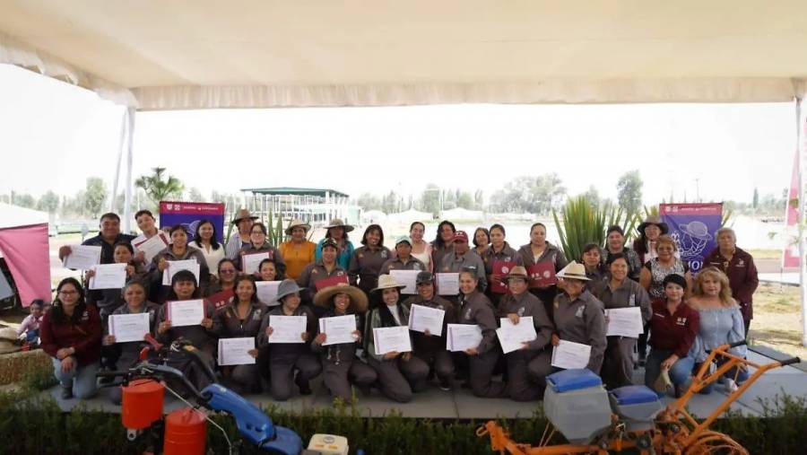 Se gradúa segunda generación de mujeres operadoras de maquinaria agrícola en la CDMX