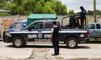 Detienen a hijo de exalcalde de Comit&aacute;n, Chiapas, durante cateo; aseguran armas y drogas