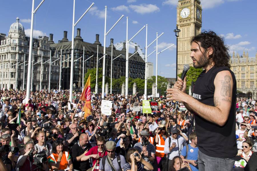 Russell Brand, de comediante estrella a influencer teórico de la conspiración