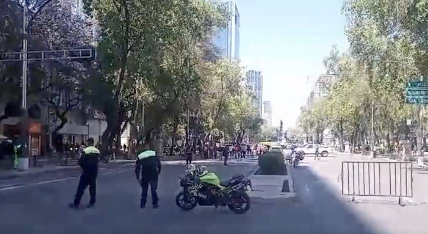 Maestros de la CNTE y SNTE bloquean Paseo de la Reforma en protesta contra reforma educativa