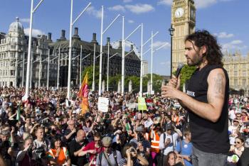 Russell Brand, de comediante estrella a influencer te&oacute;rico de la conspiraci&oacute;n