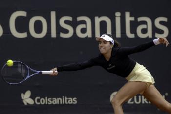 La primera cabeza de serie, Pegula, remonta para derrotar a la campeona defensora, Collins, en Charleston.