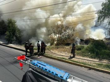 Controlan incendio de pastizales en Ecatepec tras cuatro horas de labores