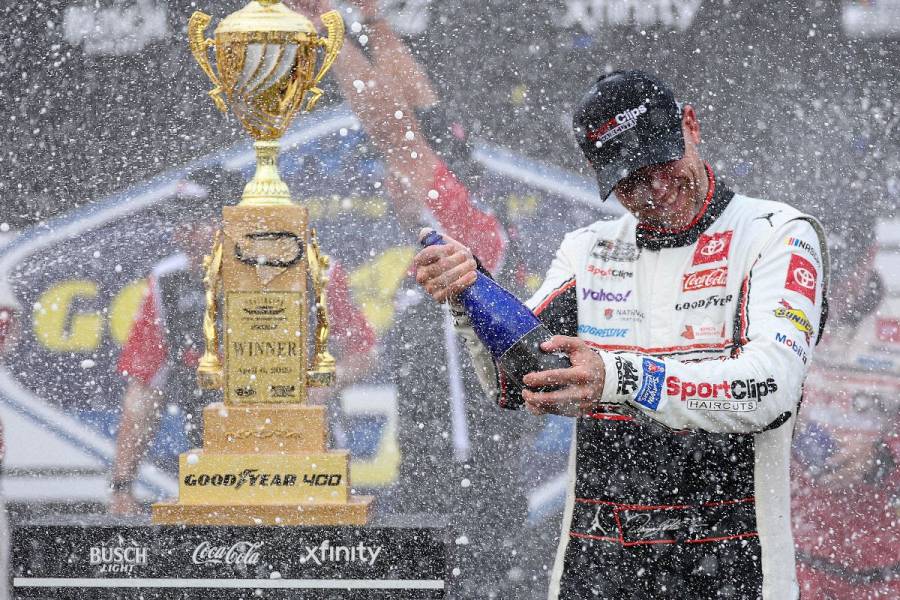 Denny Hamlin conquista Darlington y suma su segunda victoria consecutiva en la NASCAR