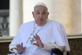 El papa Francisco sorprende nuevamente con una visita inesperada a restauradores en la Basílica de San Pedro