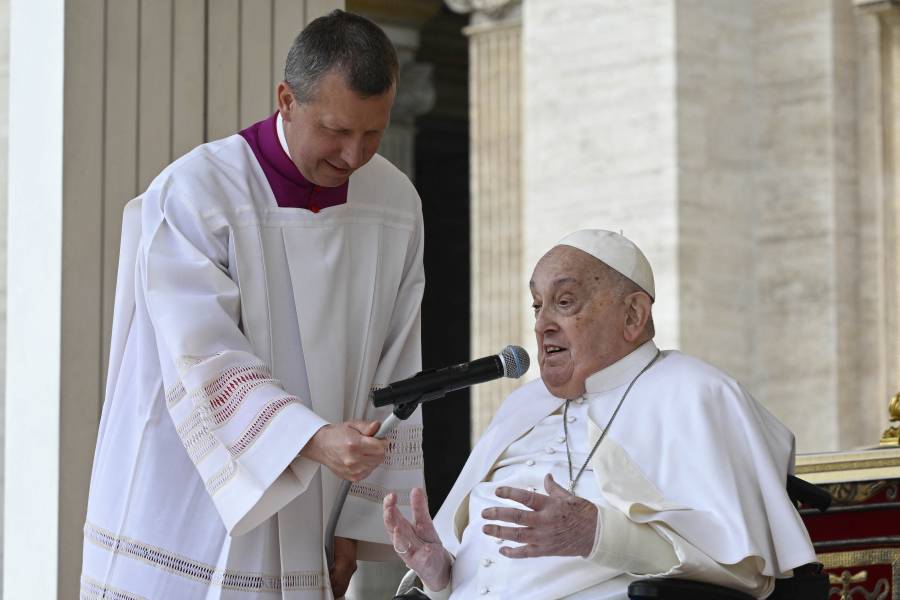 Papa Francisco se da un baño de multitudes improvisado en la plaza de San Pedro