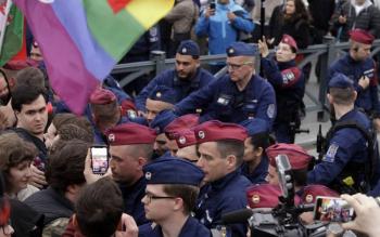 Hungr&iacute;a reforma la Constituci&oacute;n para restringir los derechos LGBTQ +