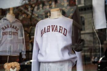 Trump intensifica amenazas contra Harvard, que se niega a cumplir sus exigencias