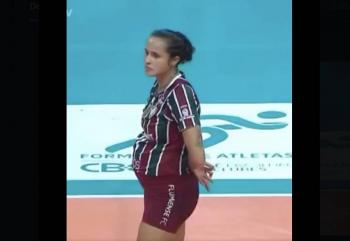 Jugadora de vóleibol compite embarazada de seis meses en Brasil y conmueve al mundo