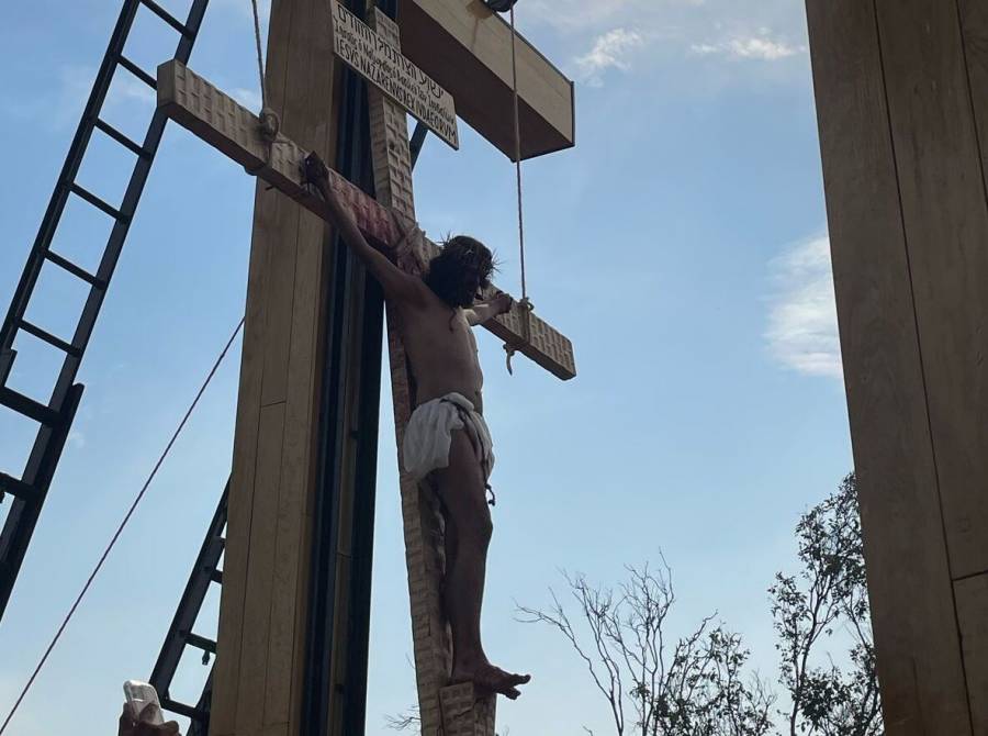 Viacrucis en Iztapalapa: Jesús crucificado en Cerro de la Estrella durante la histórica representación de Semana Santa
