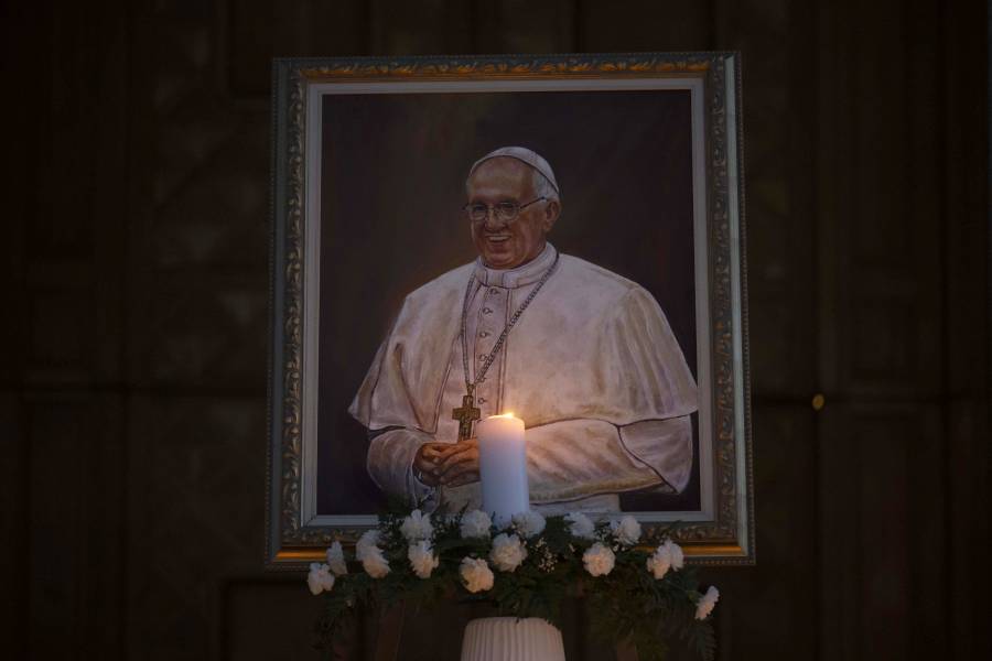 En el santuario de Lourdes, los peregrinos lloran al 