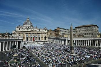 Ante la muerte del Papa Francisco ¿Qui&eacute;n queda al frente de la Iglesia cat&oacute;lica durante el periodo de transici&oacute;n?