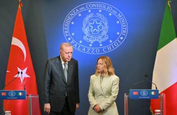 Jornalista sueco condenado con suspensión de pena en Turquía seguirá preso