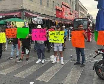 Vecinos del Multifamiliar Colombia 96 bloquean calles en CDMX por falta de luz y agua