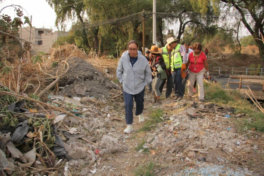 Azucena Cisneros supervisa apoyo a afectados por desbordamiento de zanjas en Ecatepec