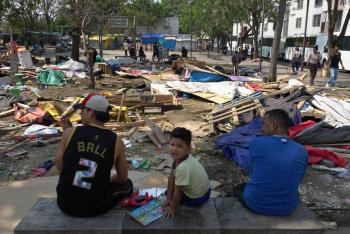 Inicia desmantelamiento de campamento migrante en Venustiano Carranza; migrantes denuncian falta de información