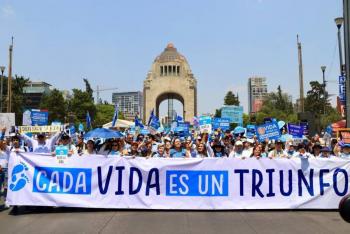 Cientos marchan en la Ciudad de México para exigir freno a la despenalización del aborto