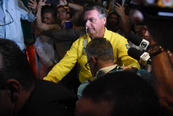 Bolsonaro sale del hospital tres semanas después de ser operado del abdomen