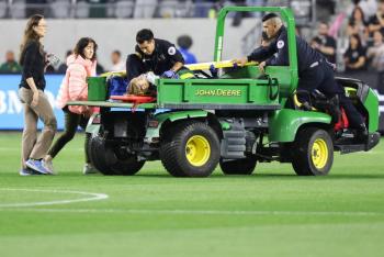 Colapso de Savy King en partido de NWSL causa preocupación; Angel City actualiza su estado de salud