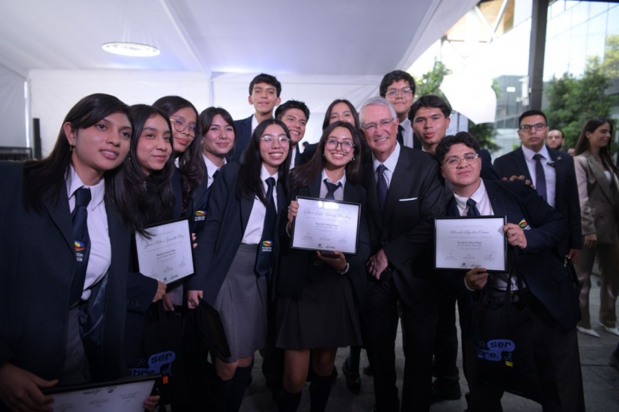 Banco Azteca y Universidad de La Libertad premian la excelencia académica  