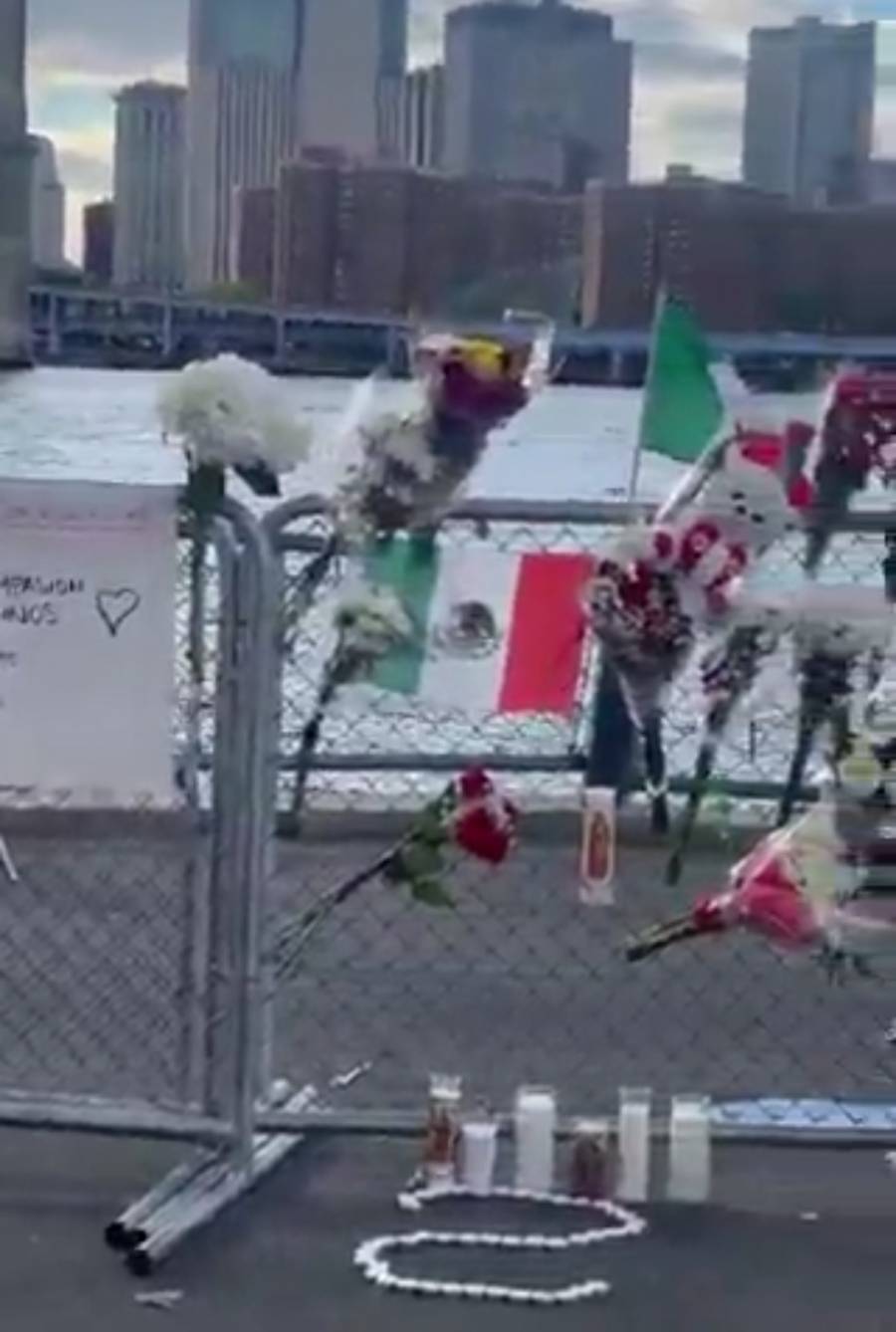 Realizan homenaje con mariachi en el Puente de Brooklyn tras accidente del Buque Escuela Cuauhtémoc