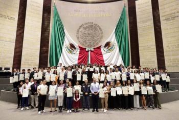 Pide Monreal a jóvenes persistir en sus ideales e intervenir en la vida pública, sin amedrentarse