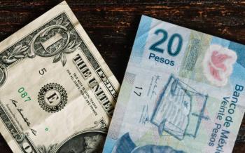 El peso se fortalece tras recorte de calificación crediticia a EEUU