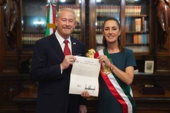 Recibe Sheinbaum cartas credenciales de Embajadores en Palacio Nacional; comparte foto aparte con el de EU