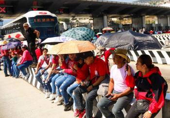CNTE y colectivos de búsqueda bloquean vialidades clave en CDMX