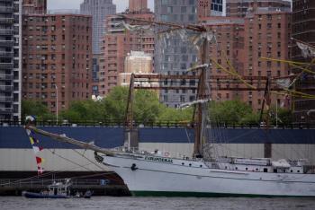 Mandos de Semar se reúnen con familias de cadetes del Buque Cuauhtémoc tras accidente en Brooklyn