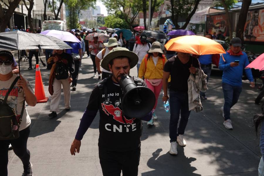Maestros de la CNTE se concentran en El Caballito a la espera de acuerdos con Gobernación