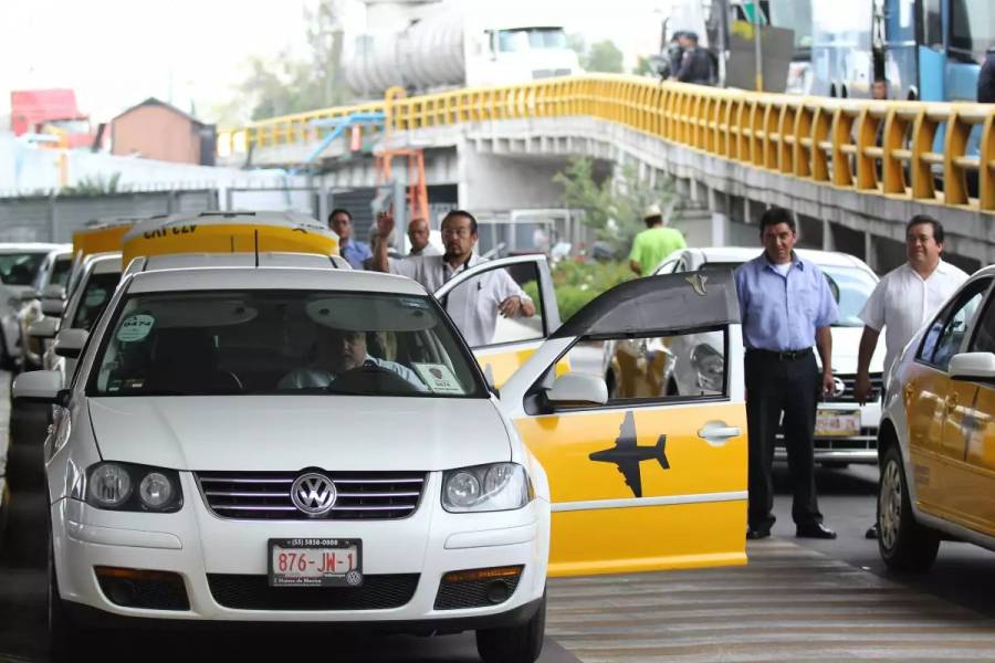 Gobierno evalúa opciones para servicio de taxi en el AICM durante el Mundial: Sheinbaum
