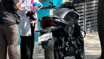 Moto abandonada, pieza clave en investigación del doble homicidio de colaboradores de Clara Brugada