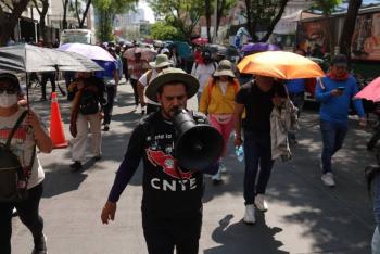 Maestros de la CNTE se concentran en El Caballito a la espera de acuerdos con Gobernación