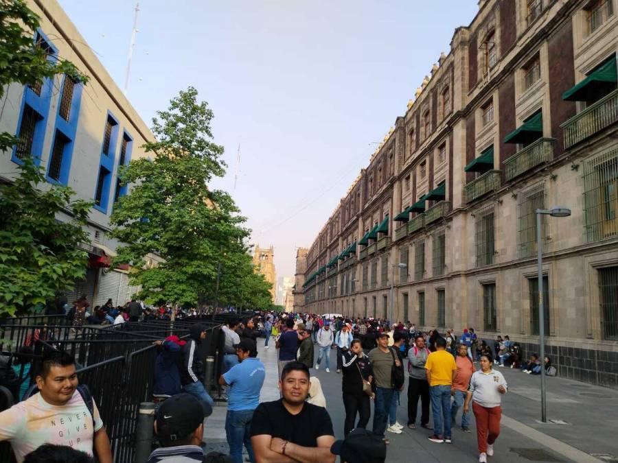Maestros bloquean ingreso de medios a la conferencia mañanera; se lleva a cabo sin comunicadores