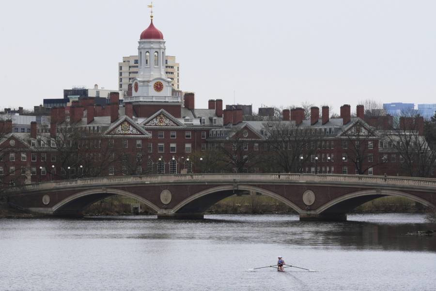 EE.UU. prohíbe a Harvard inscribir estudiantes extranjeros por presuntos vínculos con grupos radicales y China