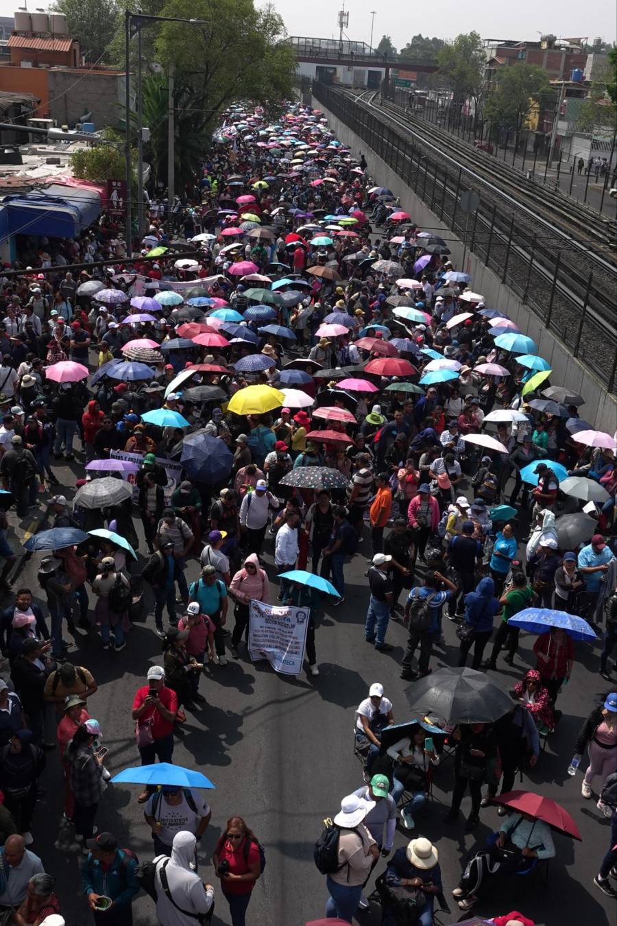Protestas de la CNTE afectan vialidades y operación en terminales del AICM